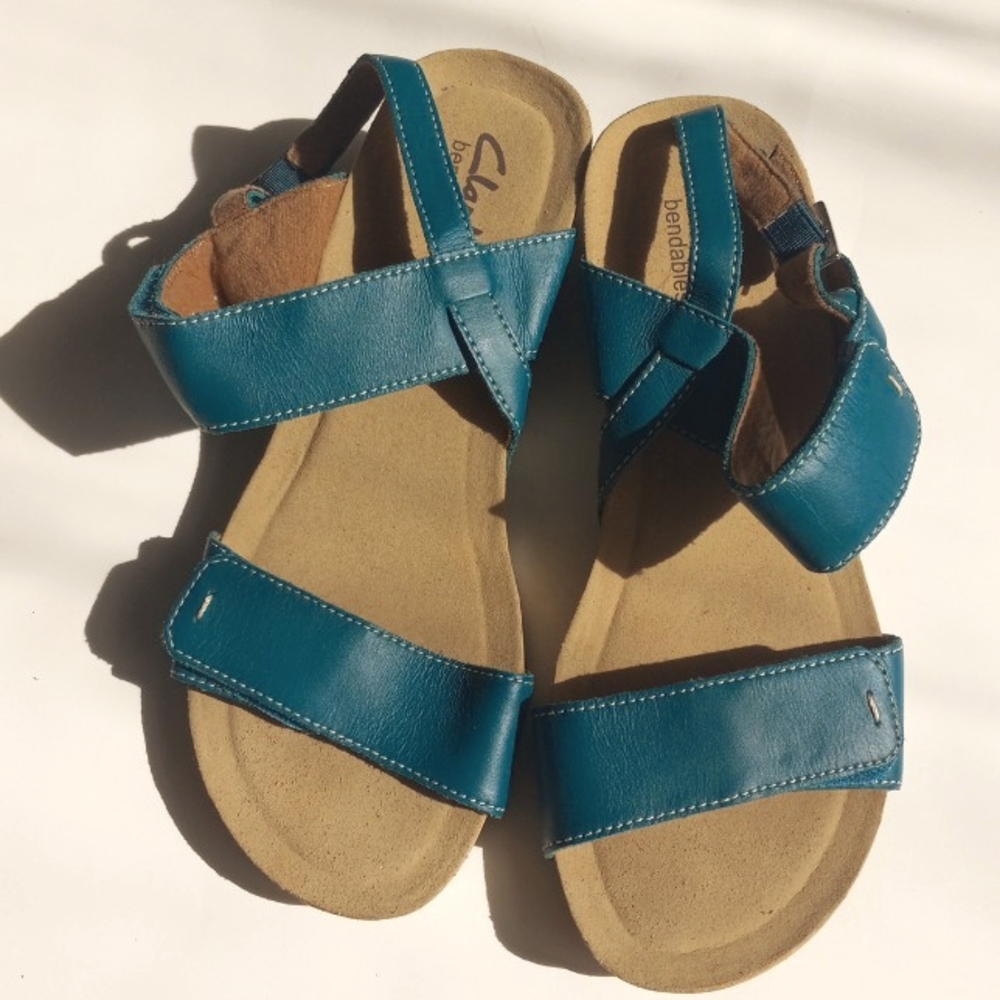 NWOT CLARKS LEATHER STRAPPY SANDALS SIZE 6